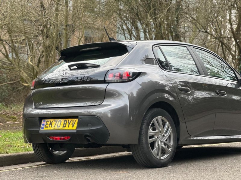 PEUGEOT 208