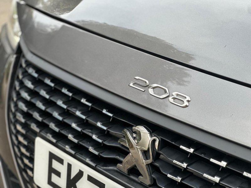 PEUGEOT 208
