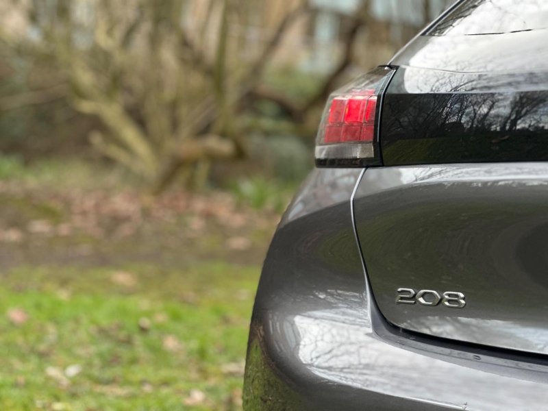 PEUGEOT 208