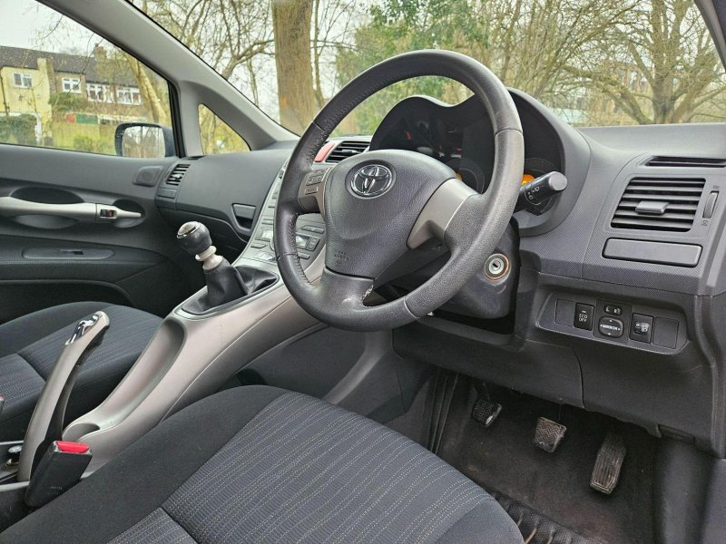 TOYOTA AURIS