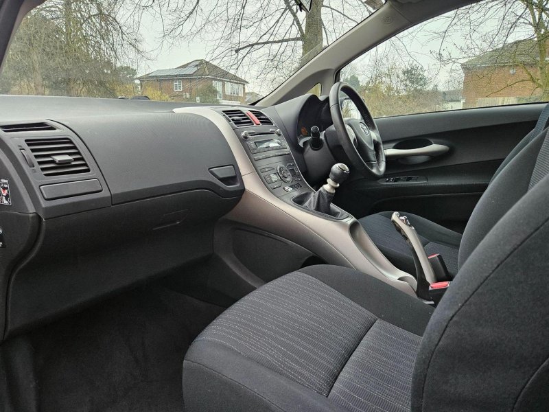 TOYOTA AURIS