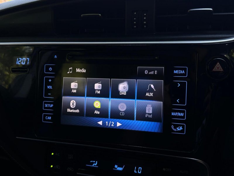 TOYOTA AURIS